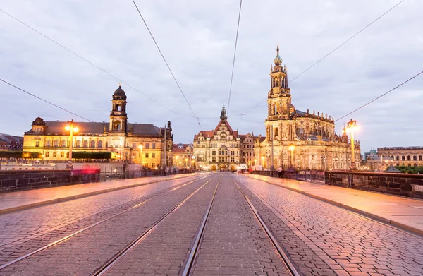 Dresden Augustusbrucke och Neustadt efter solnedgången — Stockfoto