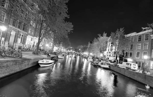 De kanalen van de stad bij nacht voor Koninginnedag — Stockfoto