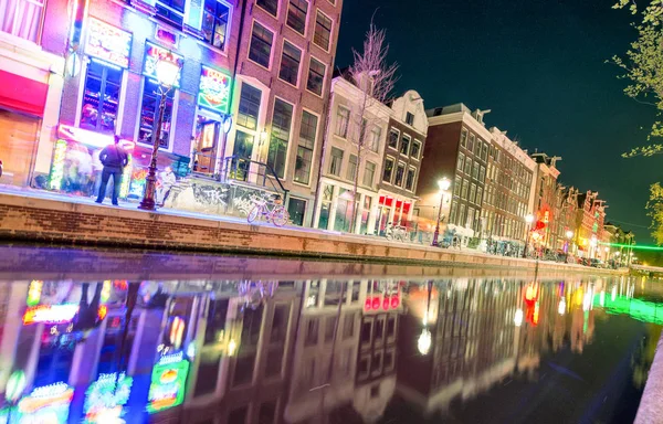 Canaux de la ville la nuit pour la fête de la Reine — Photo