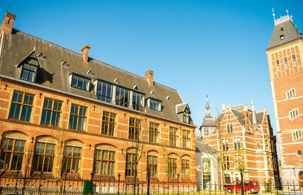 AMSTERDAM - 1 de mayo de 2013: Turistas a lo largo de las calles de la ciudad para Queen 's — Foto de Stock