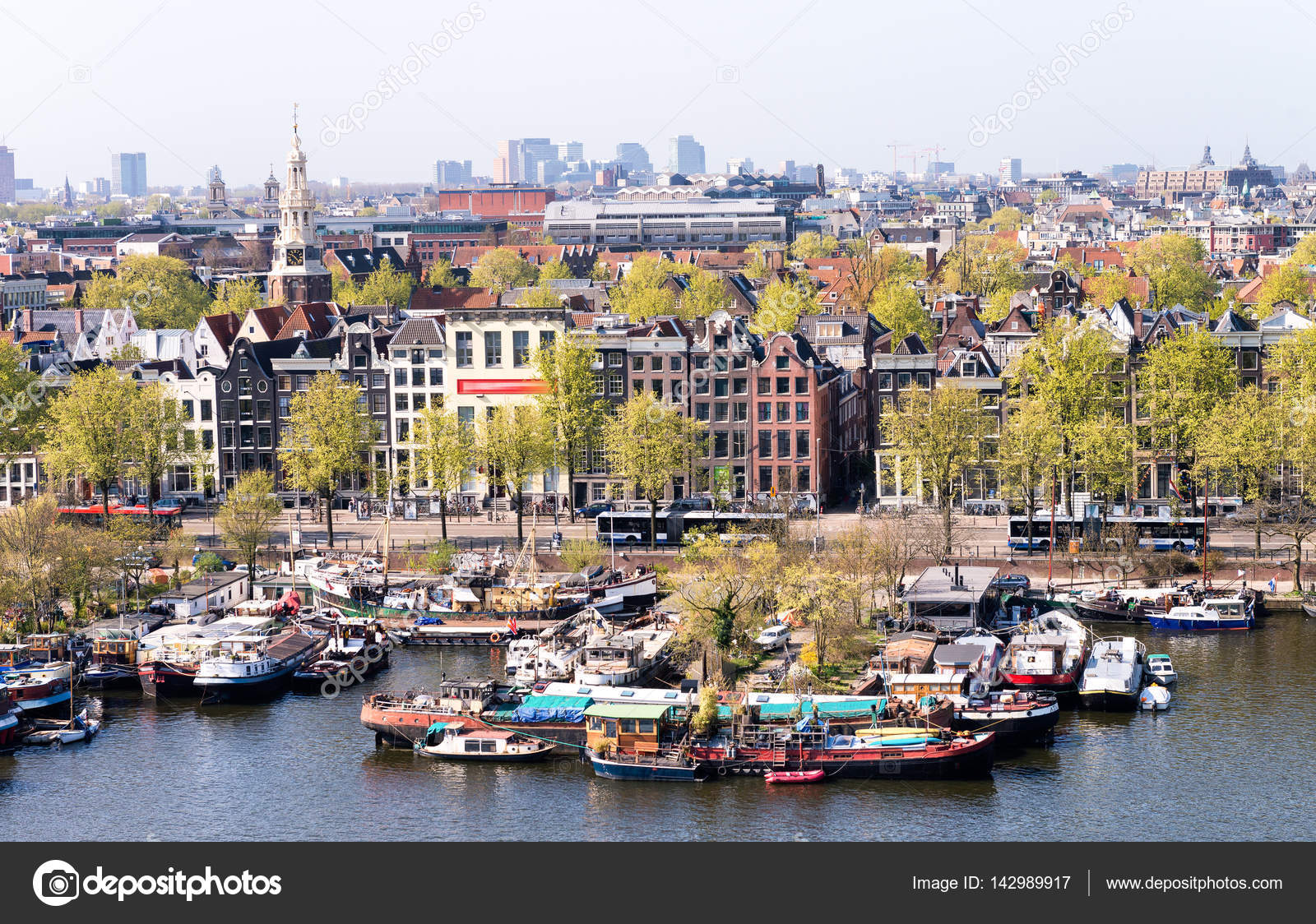 Amsterdam, Nederländerna. Vacker typisk stadsarkitektur ...