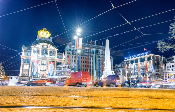 Canaux de la ville la nuit pour la fête de la Reine — Photo