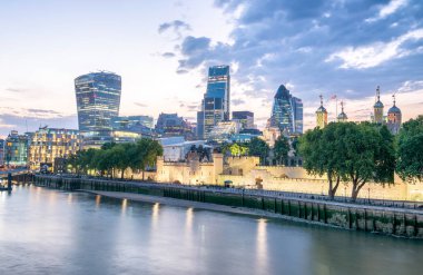 London City Thames yansımaları ile güneş battıktan sonra