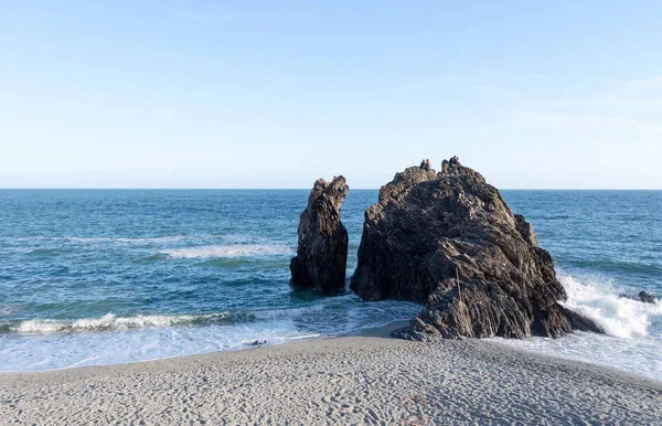 Monterosso Beach, Cinque Terre önünde dev kaya — Stok fotoğraf