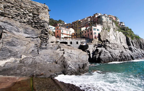 Manarola, cinque terre. Bahar seaso harika kıyı renkleri — Stok fotoğraf