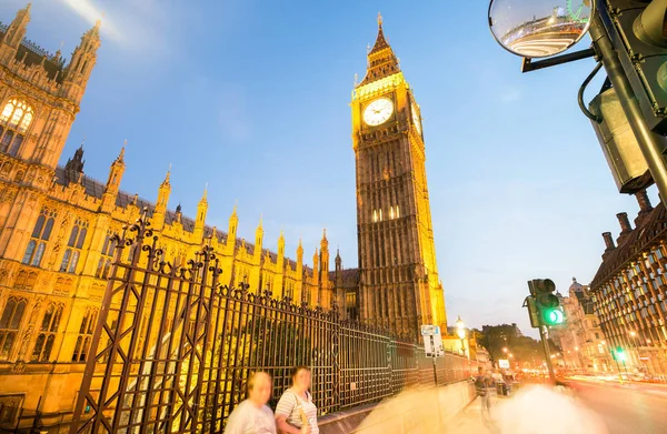 Světelné stopy aut pod Westminsterský palác, Londýn — Stock fotografie