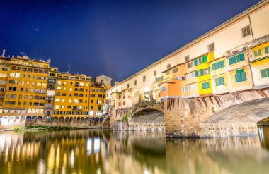 Florence Lungarni. Gece güzel manzaraya