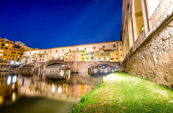 フィレンツェの Lungarni。美しい夜景 — ストック写真