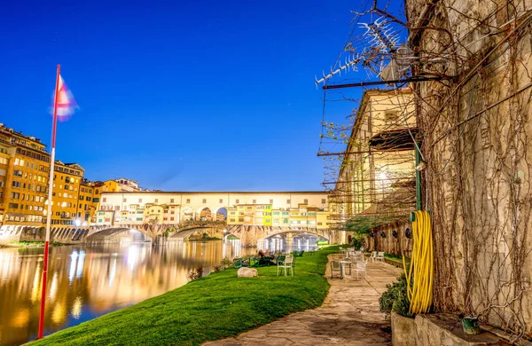 Florence Lungarni. Hermosa vista por la noche — Foto de Stock