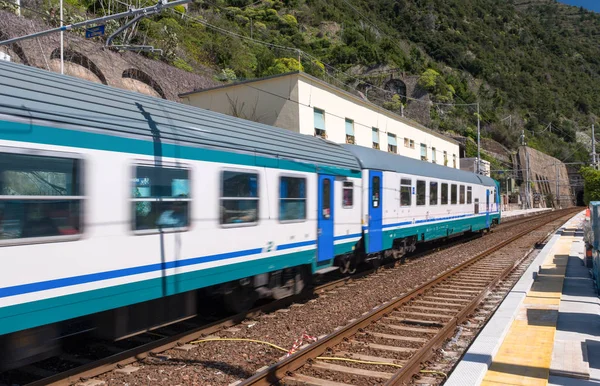 İtalyan sahil boyunca tren — Stok fotoğraf