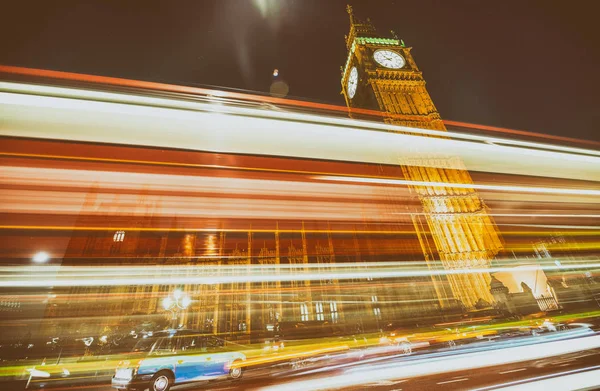 ウェストミン スター宮殿、ロンドンの下で車の光の道 — ストック写真