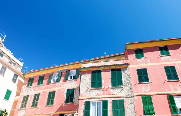Vernazza, cinque terre şirin bir köy. güzel renkli hom — Stok fotoğraf