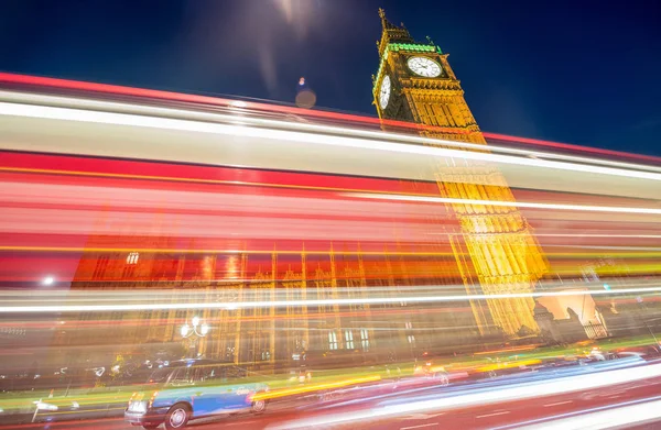 Sentiers lumineux de voiture sous Westminster Palace, Londres — Photo