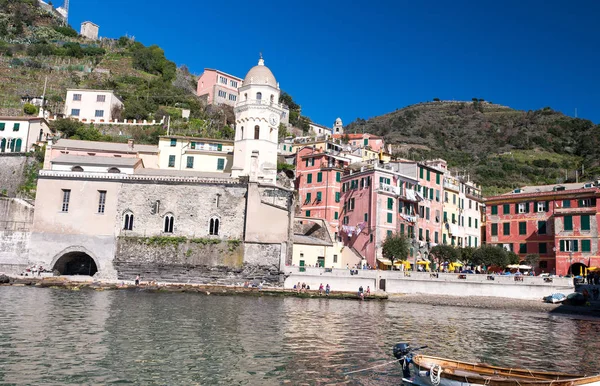 Colorful boats in the quaint port of Vernazza, Cinque Terre - It — Stock Photo, Image