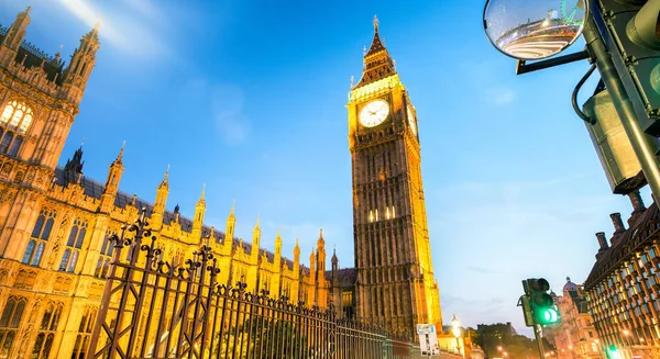Araba ışık altında Westminster Sarayı, Londra rotaları — Stok fotoğraf