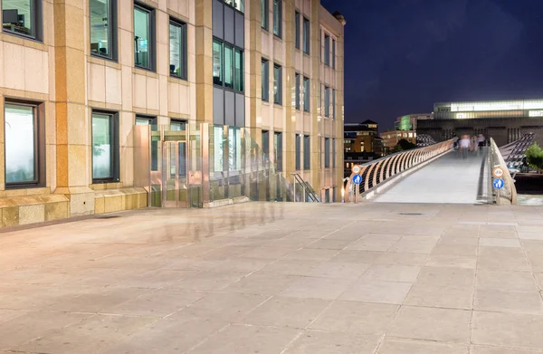 Millennium Bridge after sunset as see from northern side of Tham — Stock Photo, Image