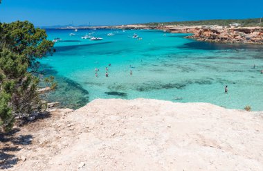 Güzel kayalık sahil boyunca kristal berraklığında suları