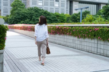 Tokyo'da açık yürüyüş Asyalı kadın arkadan görünüm
