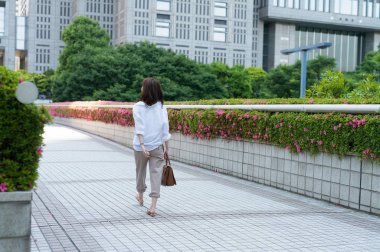 Tokyo'da açık yürüyüş Asyalı kadın arkadan görünüm