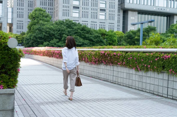Voltar vista da mulher asiática andando ao ar livre em Tóquio — Fotografia de Stock