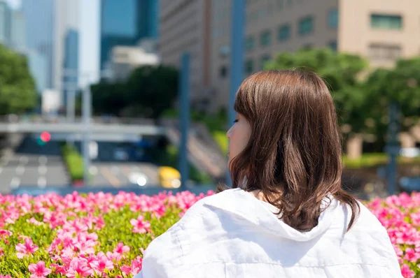 Menina asiática relaxante ao ar livre em Tóquio na primavera — Fotografia de Stock