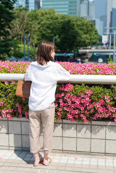 Ασιάτισσα κοπέλα χαλαρωτική εξωτερική στο Τόκιο την άνοιξη — Φωτογραφία Αρχείου