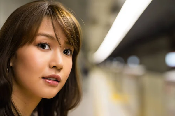 Chica asiática a la espera en la estación de tren — Foto de Stock