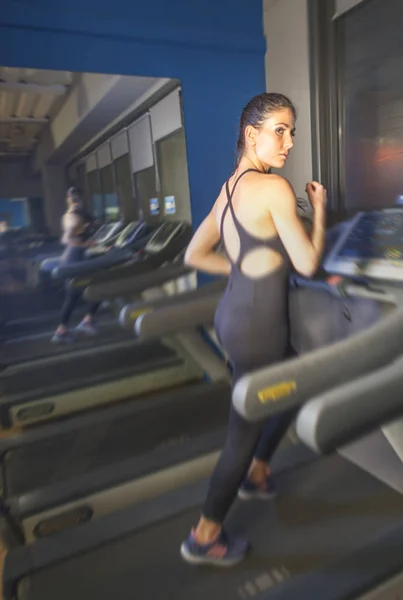 走っている少女フィットネス センター ジムでトレッドミルで有酸素運動を行う — ストック写真