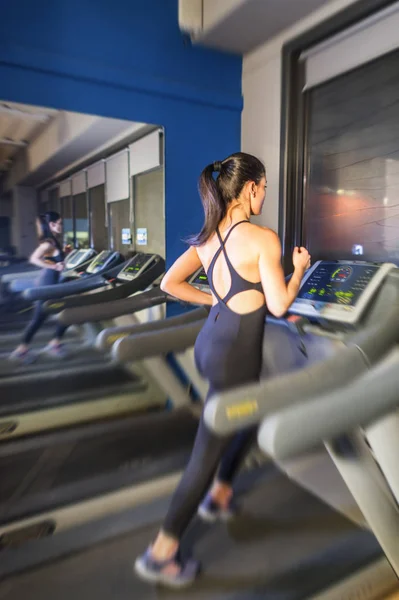 Mädchen läuft Cardio auf Laufband im Fitnessstudio — Stockfoto