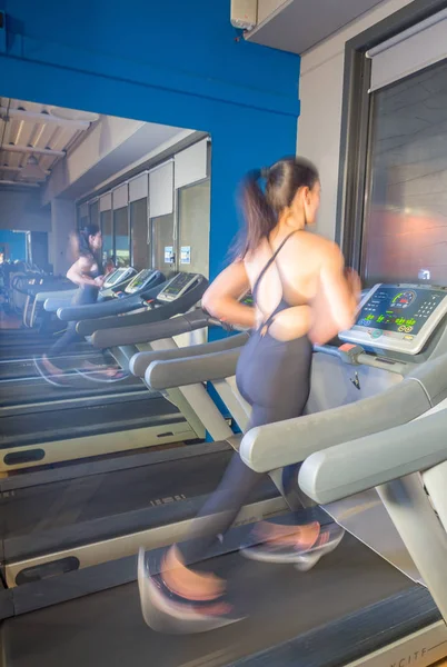 走っている少女フィットネス センター ジムでトレッドミルで有酸素運動を行う — ストック写真