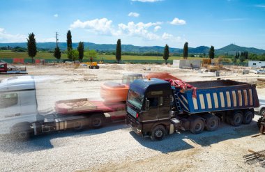 Site bina yapımında çalışan kamyonlar