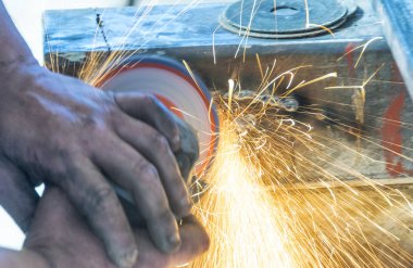 Metal işleme endüstrisi. Bitirme veya bana taşlama işçisi