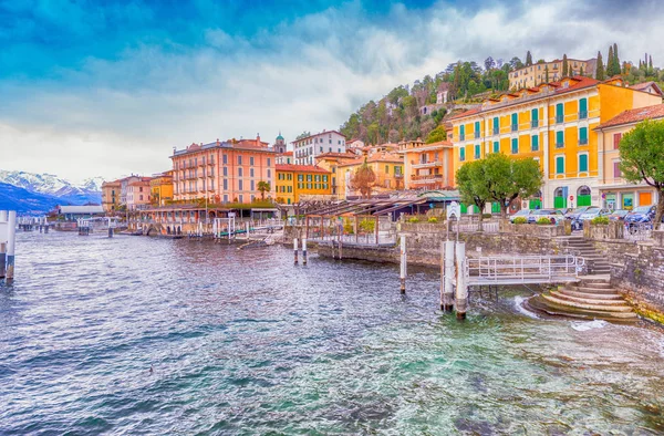 Bellagio paesaggio urbano sul Lago di Como al tramonto — Foto Stock