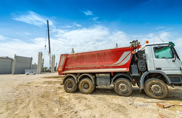 Перевозка грузовиков на строительной площадке — стоковое фото