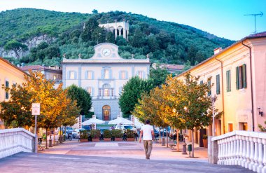 Kasaba meydanında San Giuliano