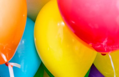 Bir parti renkli balonlar