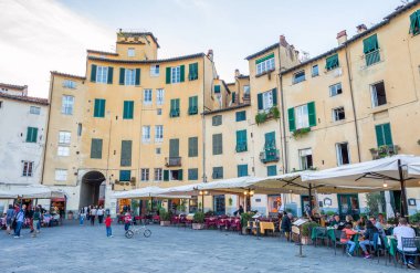 Anfiteatro Meydanı 'ndaki İnsanlar