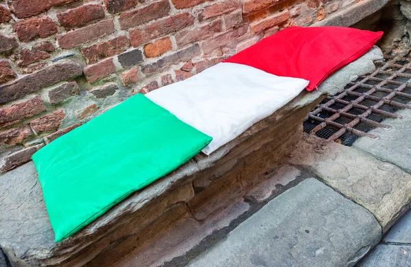 Travesseiros com cores italiano ao longo da rua da cidade — Fotografia de Stock