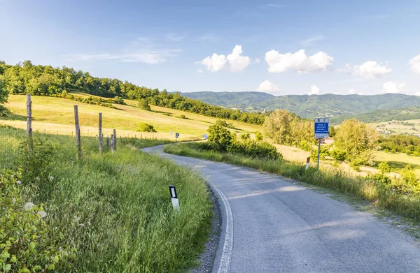 Toscana, Italien. Landsbygdens solnedgång landskap. Landsbygden ängar, gre — Stockfoto