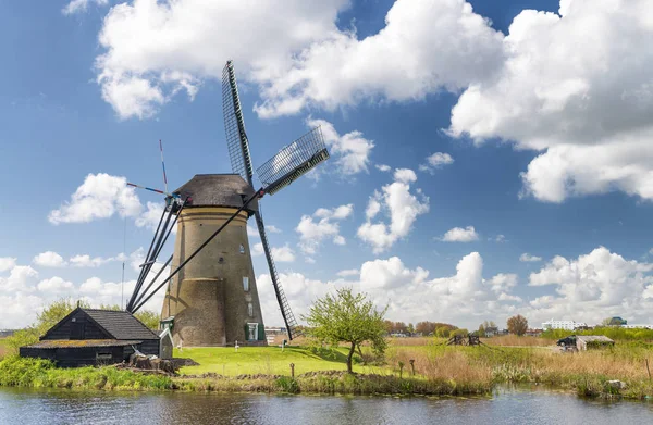 Historické holandské větrné mlýny poblíž Rotterdam — Stock fotografie