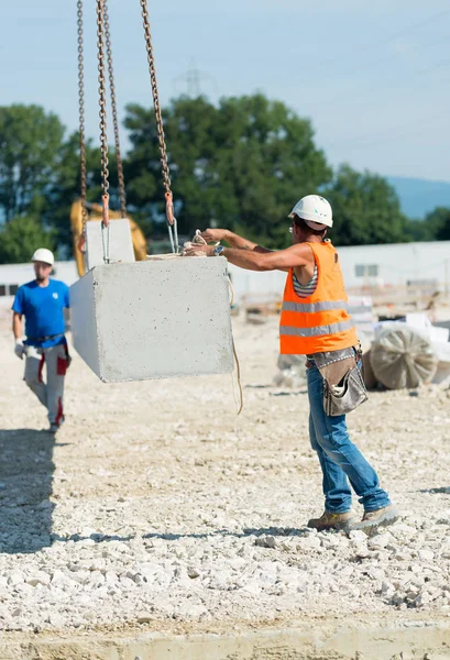 Trabalhadores que operam em estaleiros de construção civil — Fotografia de Stock