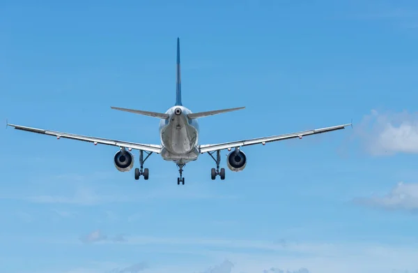 Flygplan landar, bakifrån — Stockfoto