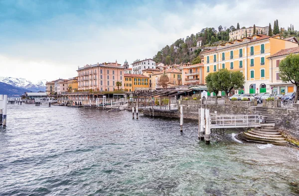 Bellagio paesaggio urbano sul Lago di Como al tramonto — Foto Stock