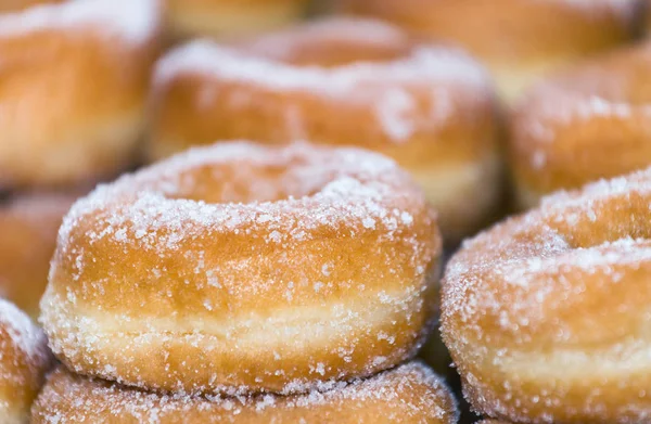 Donuts auf einem Tablett gestapelt — Stockfoto