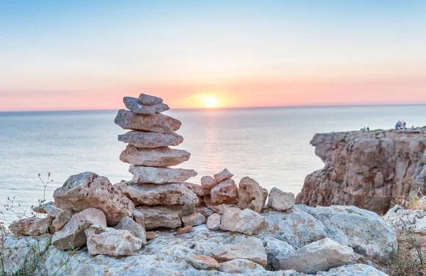 해질녘 바다 위로 쌓인된 돌 — 스톡 사진