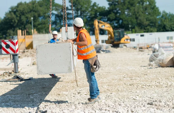 Travailleurs travaillant sur chantier de construction par aspiration — Photo