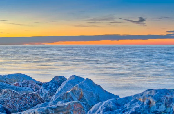 Koskocaman gün batımı ile okyanus kayalar — Stok fotoğraf