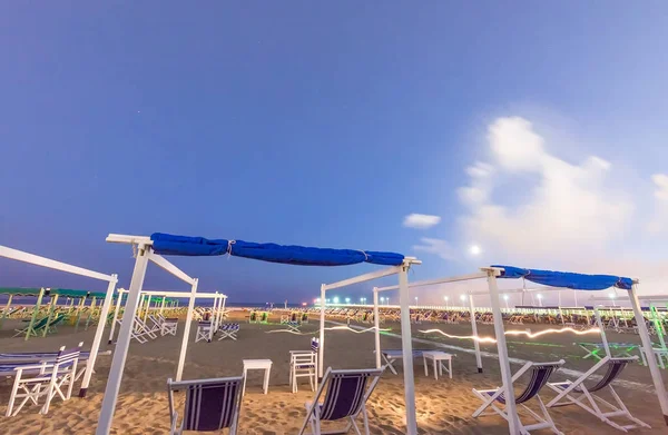 Sombrillas y sillas por la noche en una hermosa playa — Foto de Stock