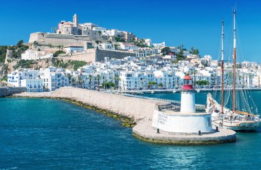 Ibiza bağlantı noktası, güneşli bir günde güzel panoramik manzarası