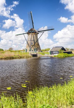 Rotterdam yakınındaki tarihi Hollanda yel değirmenleri